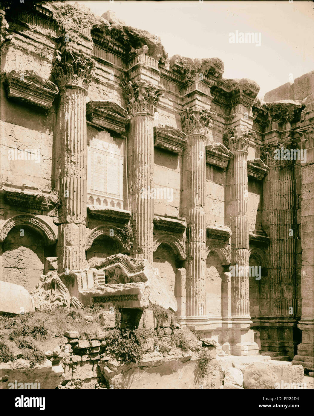 Dettagli di Ger. Emp. [Cioè, imperatore tedesco di placca, Tempio di Bacco. 1898, Libano, Baʻlabakk, BaʻLabakk Foto Stock