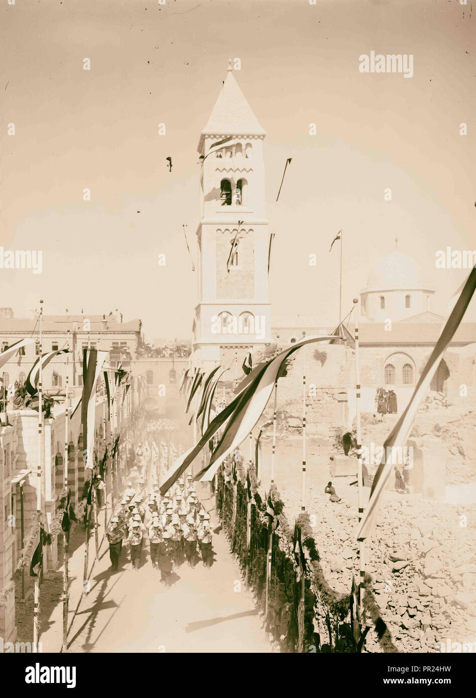 Banda Militare in street parade accanto la Chiesa Tedesca del Redentore, 1898 Imperatore visita American Colony, Gerusalemme. 1898, Israele Foto Stock