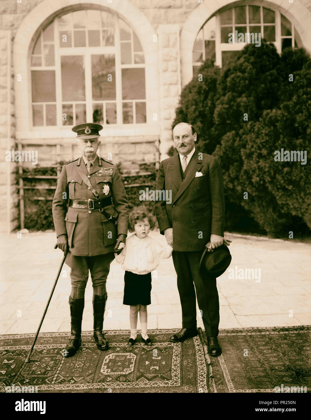 Signore Plumer con diplomatico francese e il bambino. 1925, Gerusalemme, Israele Foto Stock
