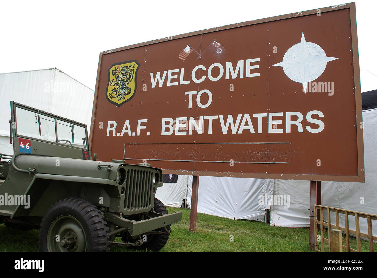 Benvenuto a RAF Bentwaters segno. Il vecchio segno per il liberate US Air Force Base che ha chiuso nel 1993. Evento con il tempo di guerra noi Jeep. Il USAF 81st Fighter Wing Foto Stock