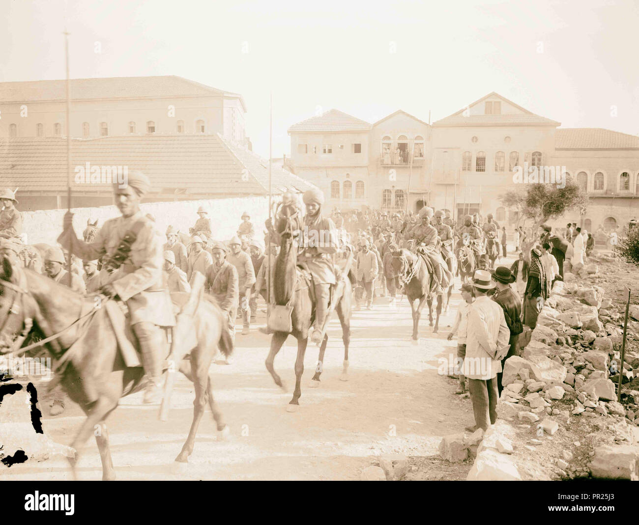 Indiano Britannico(?) lancieri di guardia marching prigionieri 1917, Medio Oriente, Israele e/o la Palestina Foto Stock