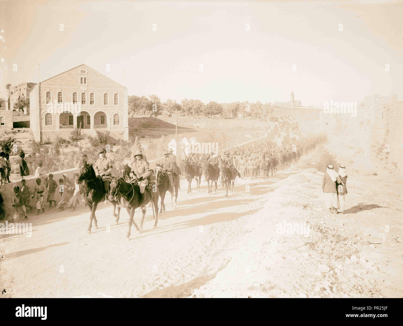 Tedesco e dei prigionieri turchi entrando in Gerusalemme, vicino Rashidieh scuola. Presente Rockefeller Museum. 1917, Gerusalemme, Israele Foto Stock
