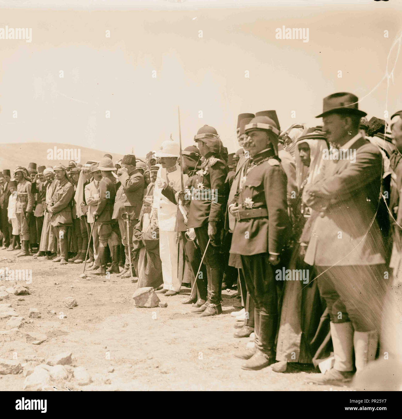 Sir Herbert Samuel, re Faisul [cioè Faisal] rivedendo le truppe di Amman. 1920, Giordania, Amman Foto Stock