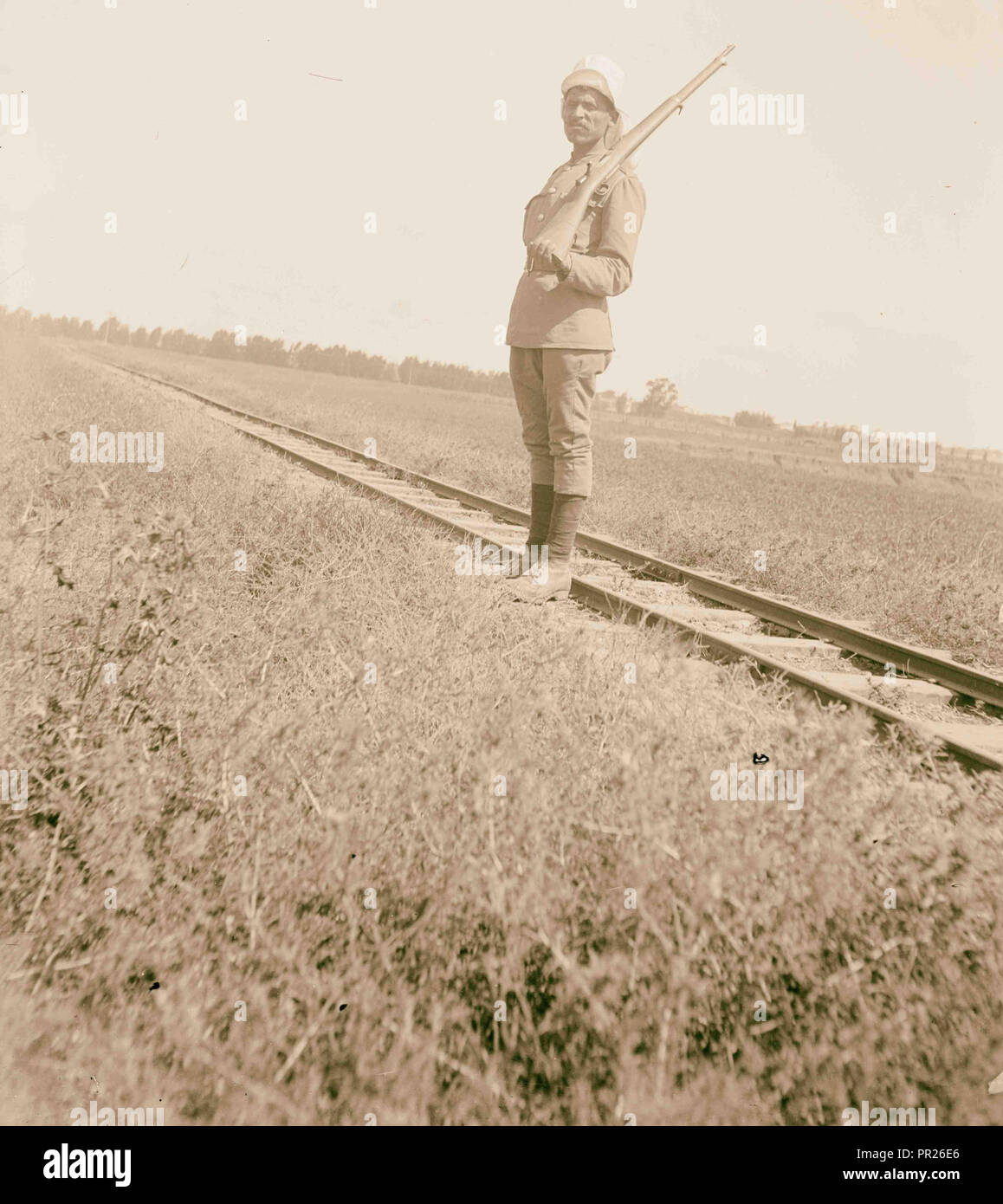 Guardie armate su ferrovia via, 30 giugno? 1920, Medio Oriente, Israele e/o la Palestina Foto Stock