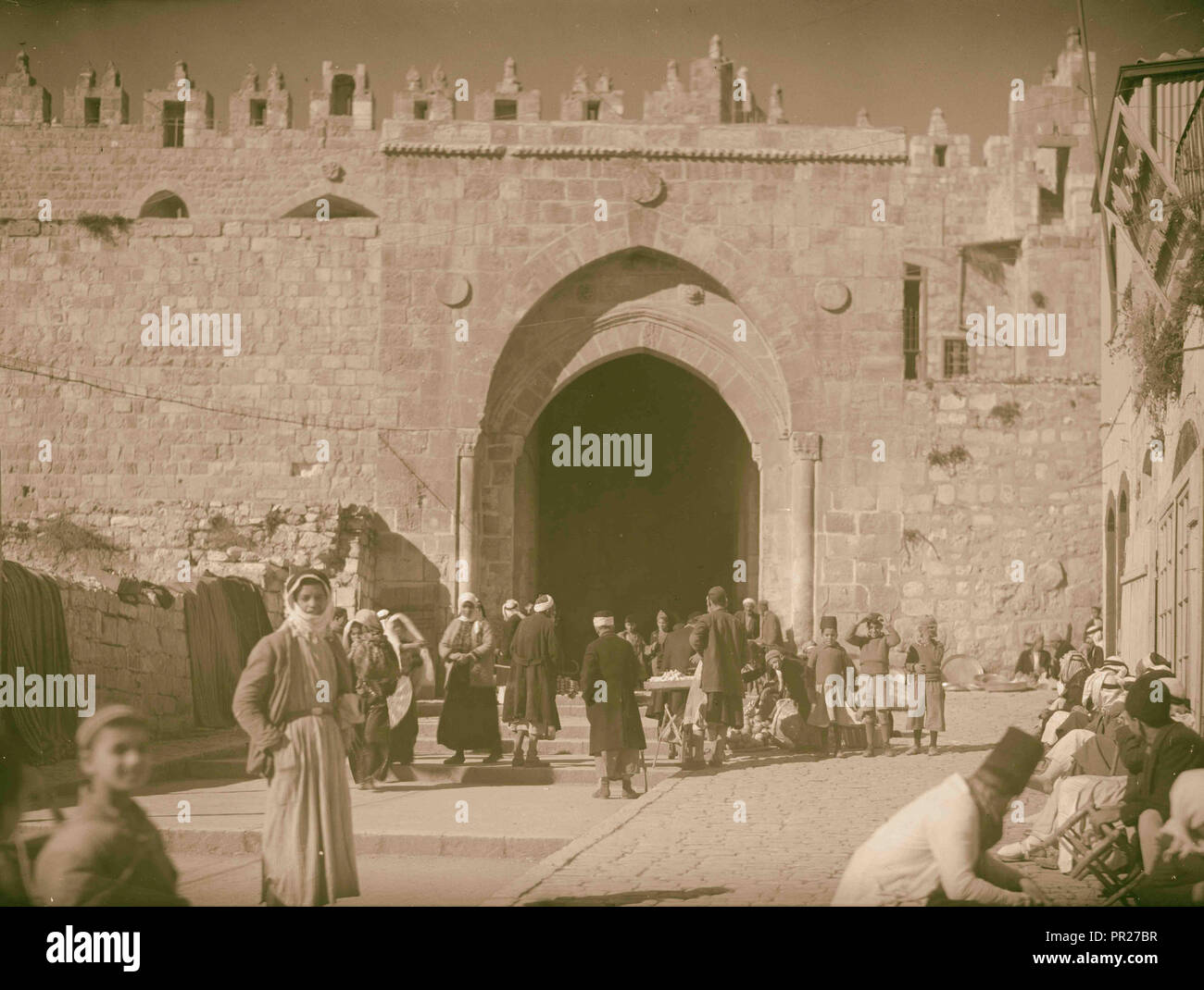 Le persone all'interno della porta di Damasco, Jeusalem. 1898, Gerusalemme, Israele Foto Stock