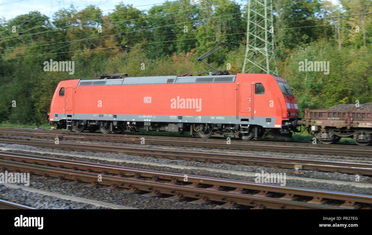 DB classe 185 Locomotiva EuroSprinter con carri zavorra a Colonia, Gremberg, Germania. Foto Stock