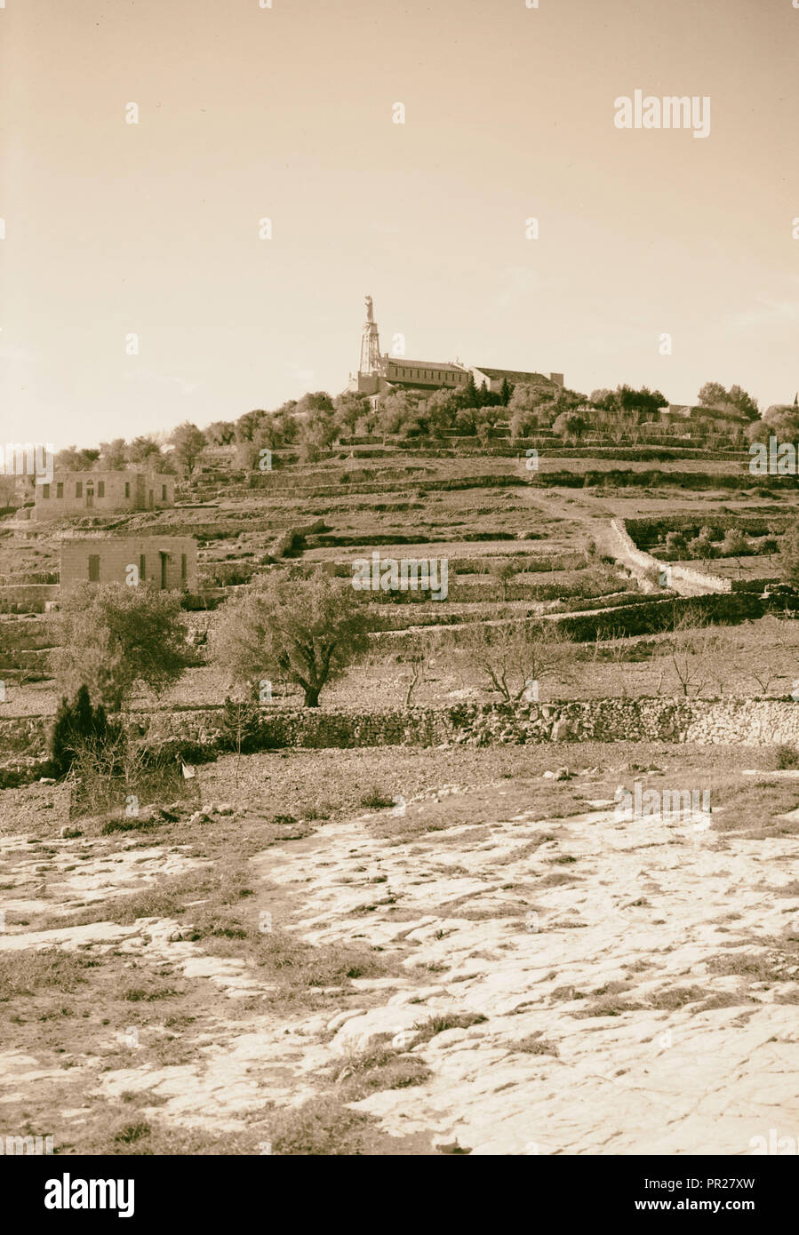 Chiesa dell'Apparizione a Deir el-Azhar ad Abu Ghosh. Chiesa & hill top da nord. 1941, Israele, Abu Ghaush Foto Stock