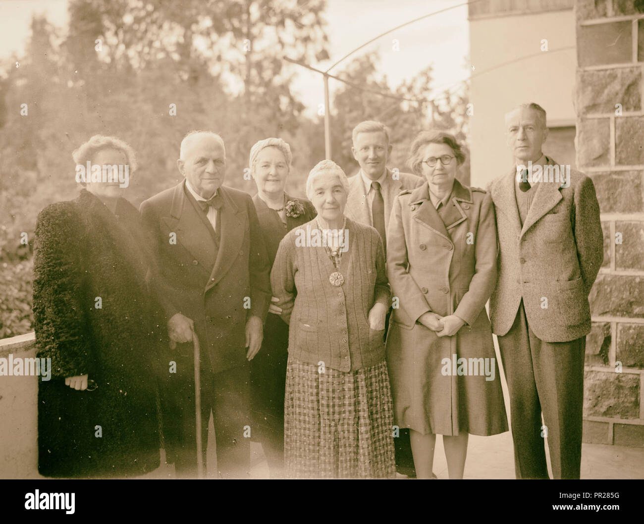Miss Vartan il compleanno gruppo a Tiberiade, 6 febbraio 1945. Fotografia mostra Edith Matson (primo da sinistra) e infermiere e ospedale Foto Stock