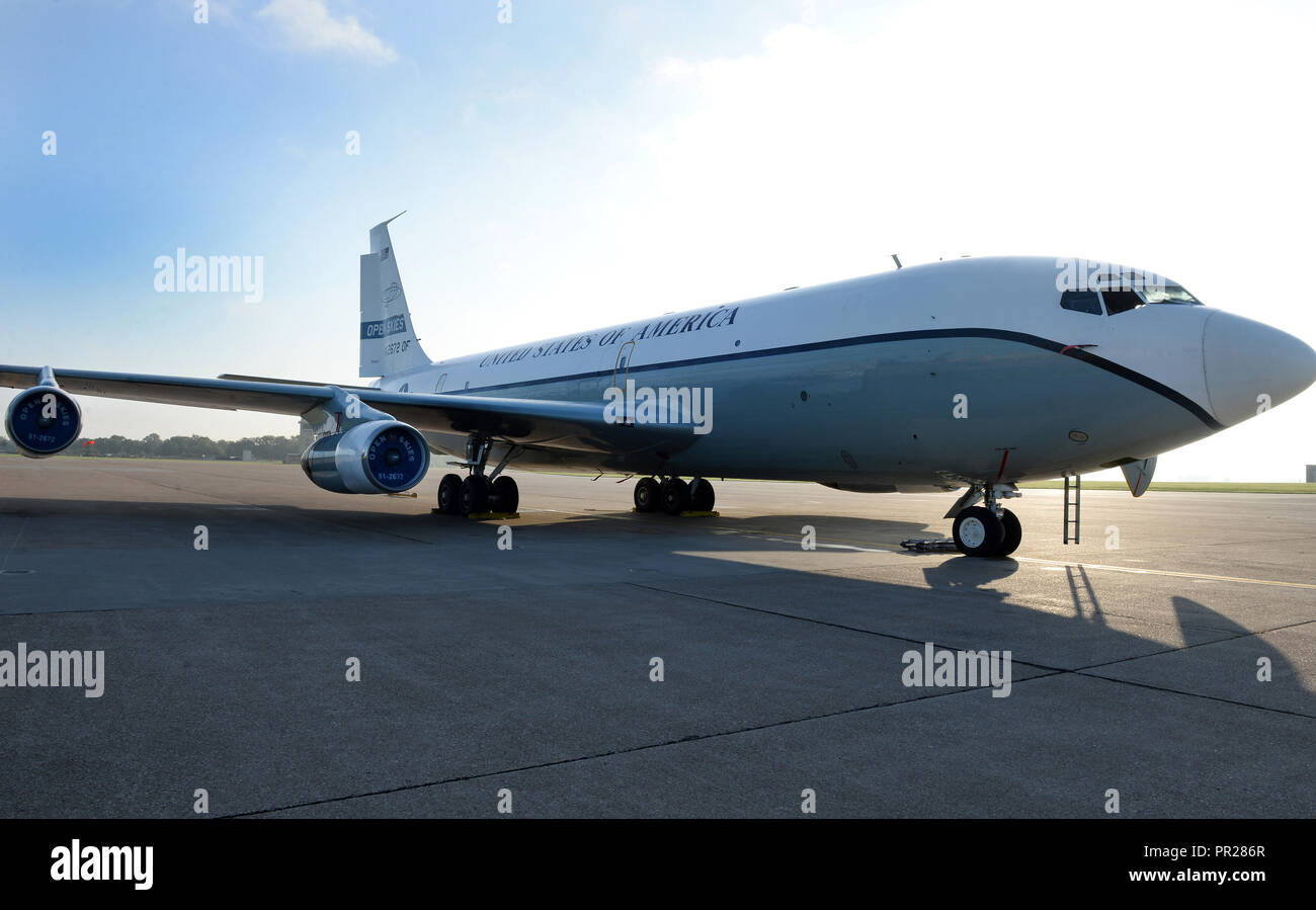 Un OC-135 Open Skies aeromobili parcheggiati su una rampa a Offutt Air Force Base, Nebraska sett. 14, 2018. Gli Stati Uniti Air Force opera modificati due Boeing 707 aeromobili come parte del 1992 Open Skies trattato che consente 26 paesi senza restrizioni il sorvolo dello spazio aereo nazionale per monitorare gli sviluppi militari. (U.S. Air Force foto di Charles J. Haymond) Foto Stock