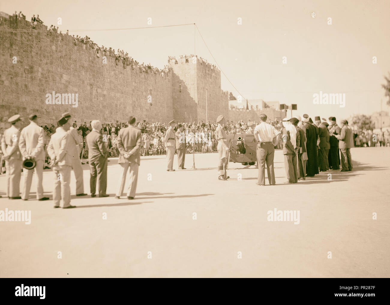 Presentando il Ramadan cannon ai musulmani alla porta di Damasco, 1945 Gerusalemme, Israele Foto Stock