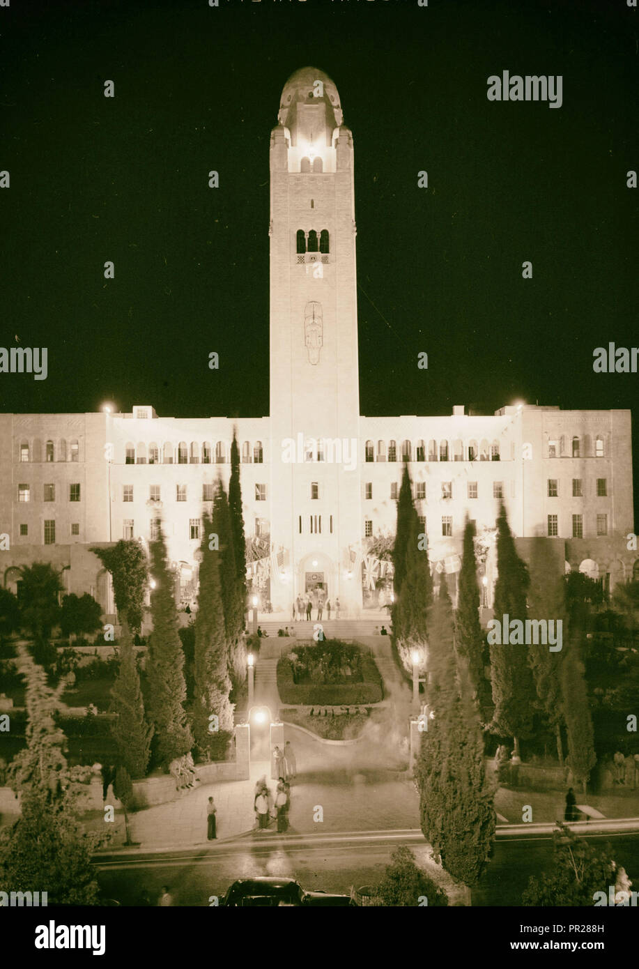 V.J. Giorno, Y.M.C.A. di notte illuminata a. 1945, Gerusalemme, Israele Foto Stock