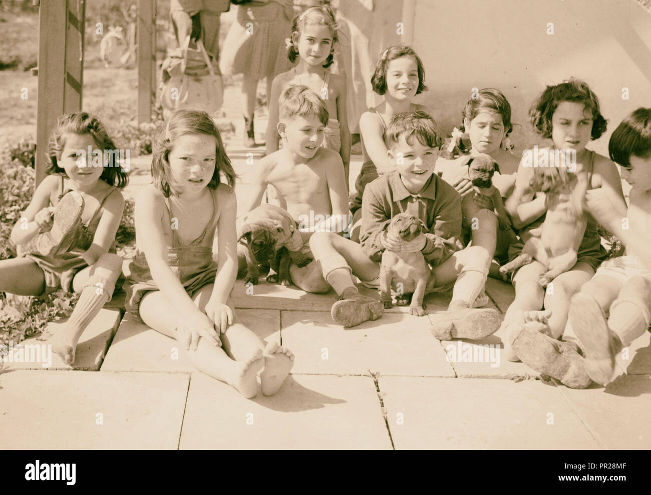 Più vicino gruppo di Gat i bambini. 1946, Israele, Gat Foto Stock