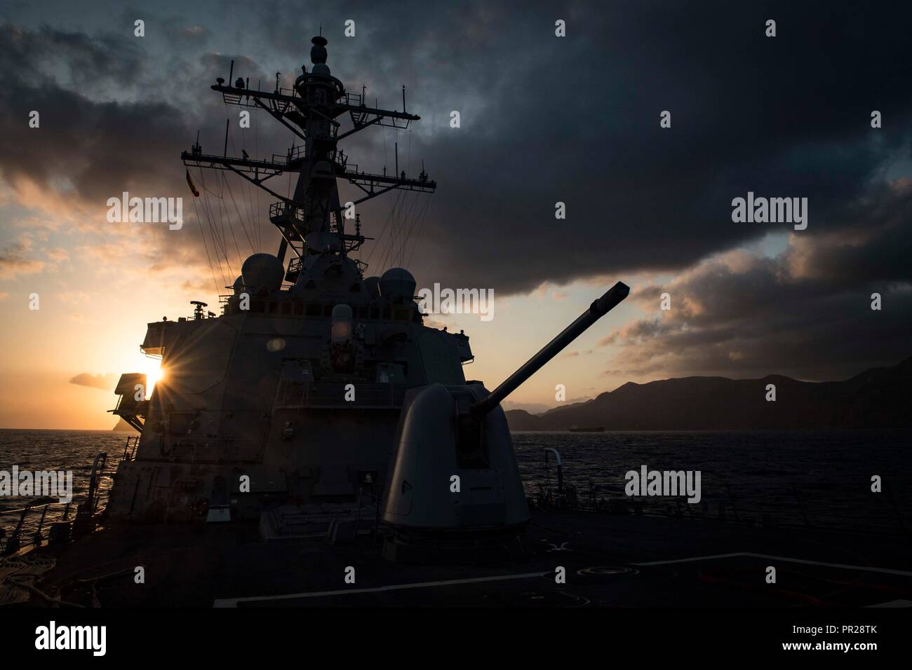 180925-N-UY653-240 mare mediterraneo (sett. 25, 2018) Il Arleigh Burke-class guidato-missile destroyer USS Carney (DDG 64) transita il Mare Mediterraneo sett. 25, 2018. Carney, distribuita a Rota, Spagna, è il suo quinto patrol NEGLI STATI UNITI Sesta flotta area di operazioni a sostegno degli enti regionali alleati e partner come pure stati uniti gli interessi di sicurezza nazionali in Europa e in Africa. (U.S. Foto di Marina di Massa lo specialista di comunicazione 1a classe Ryan U. Kledzik/rilasciato) Foto Stock