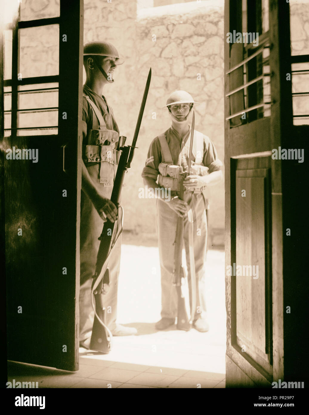 Disturbi della Palestina 1936. Elmetti di acciaio & baionette proteggere le caselle postali. 1936 Foto Stock