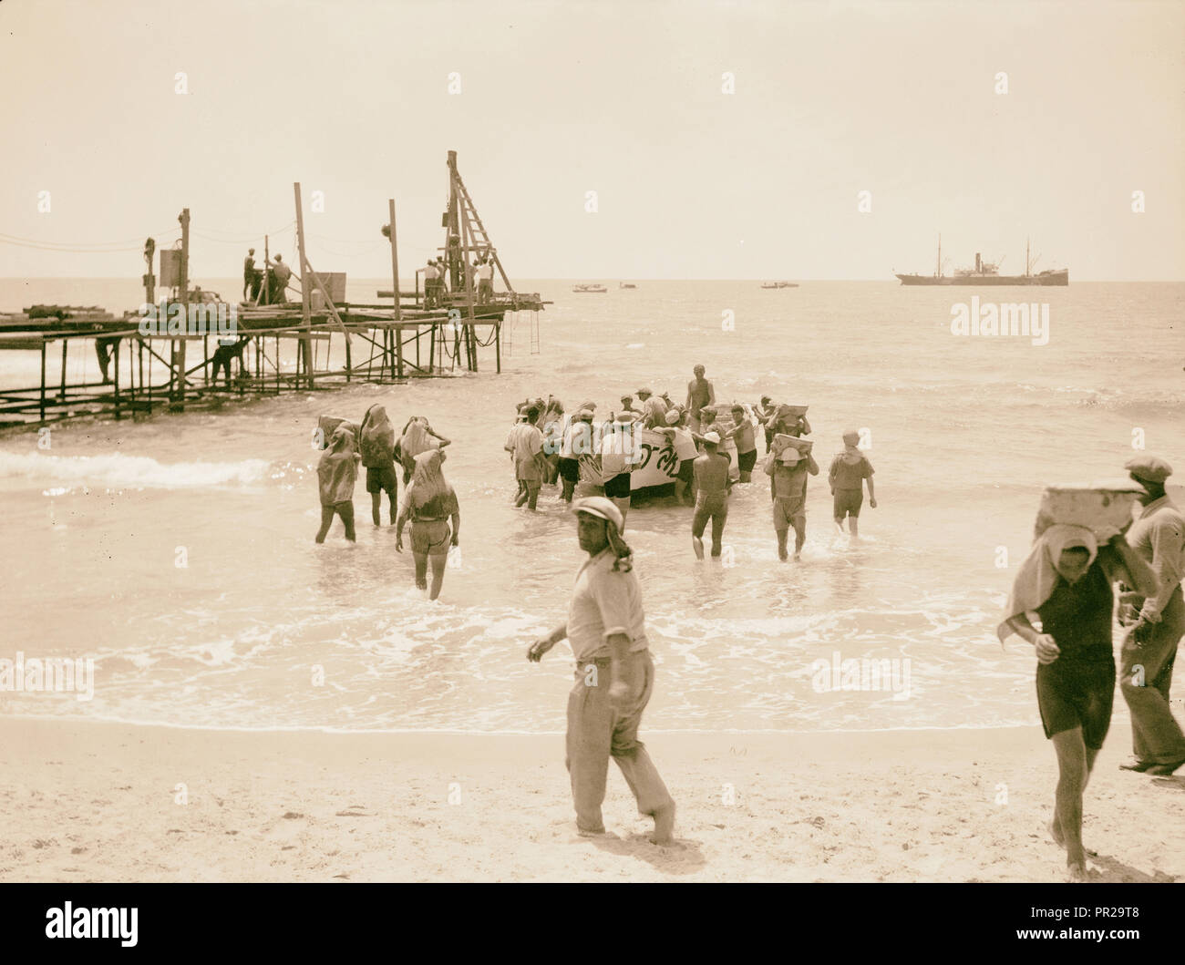 Disturbi della Palestina 1936. Riva ebraico-uomini di cemento di scarico presso il molo di Tel Aviv. 1936, Israele, Tel Aviv Foto Stock