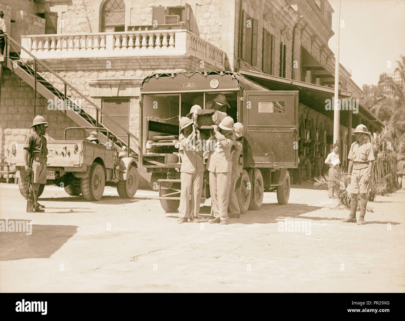 Disturbi della Palestina 1936. Il corpo del tenente Cpl. Merry che è stato girato nei pressi di Safad, portati sulle spalle dall'ambulanza Foto Stock
