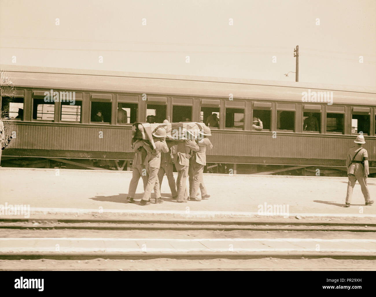 Disturbi della Palestina 1936. Resti di Lt. Cpl. Merry del Yorks & Lancs, essendo posto sul treno per essere presi a Sarafand Foto Stock