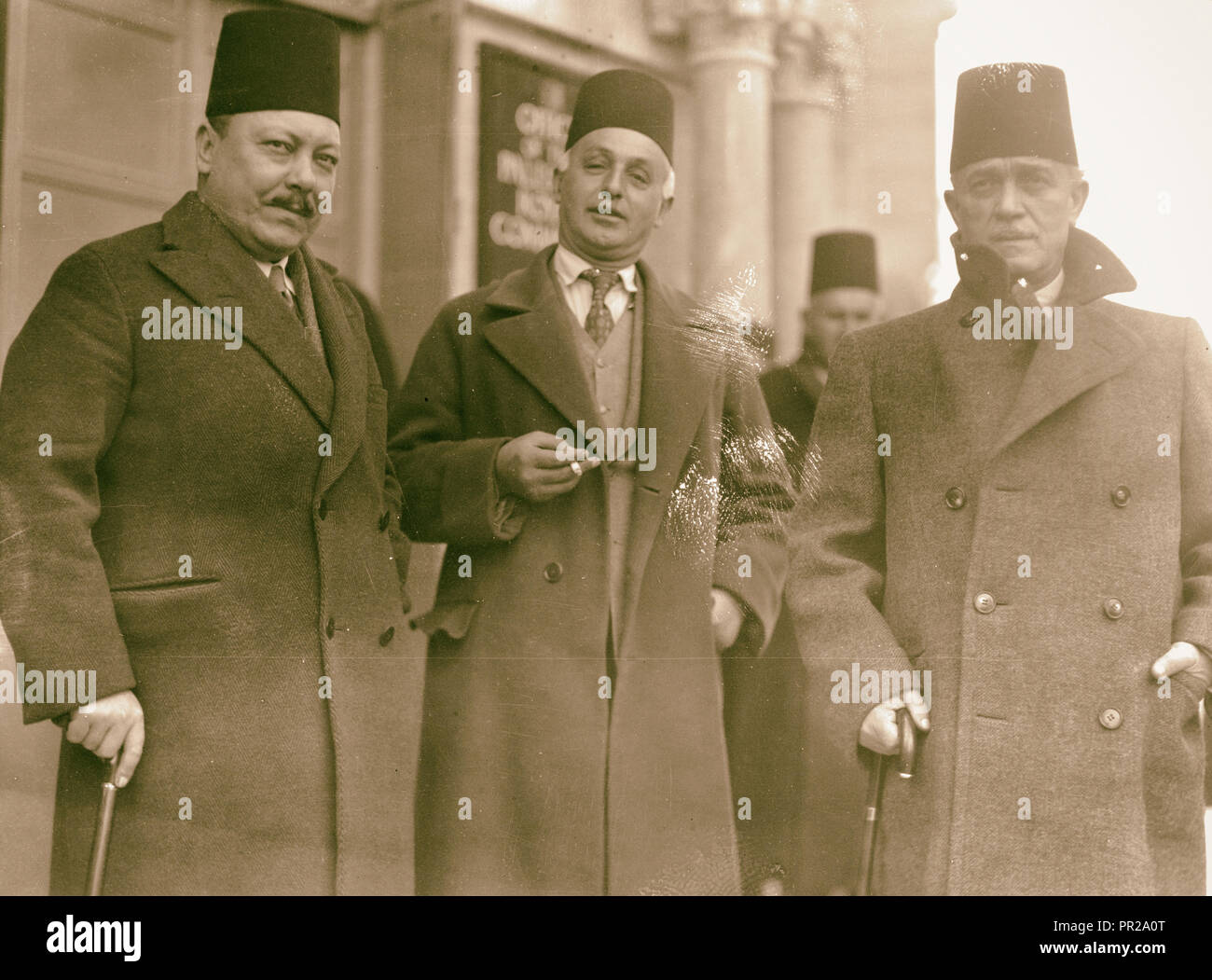 Disturbi della Palestina 1936. I membri dell'Arabo Comitato superiore, lasciando gli uffici della Commissione Reale a gennaio 12, 1937 Foto Stock