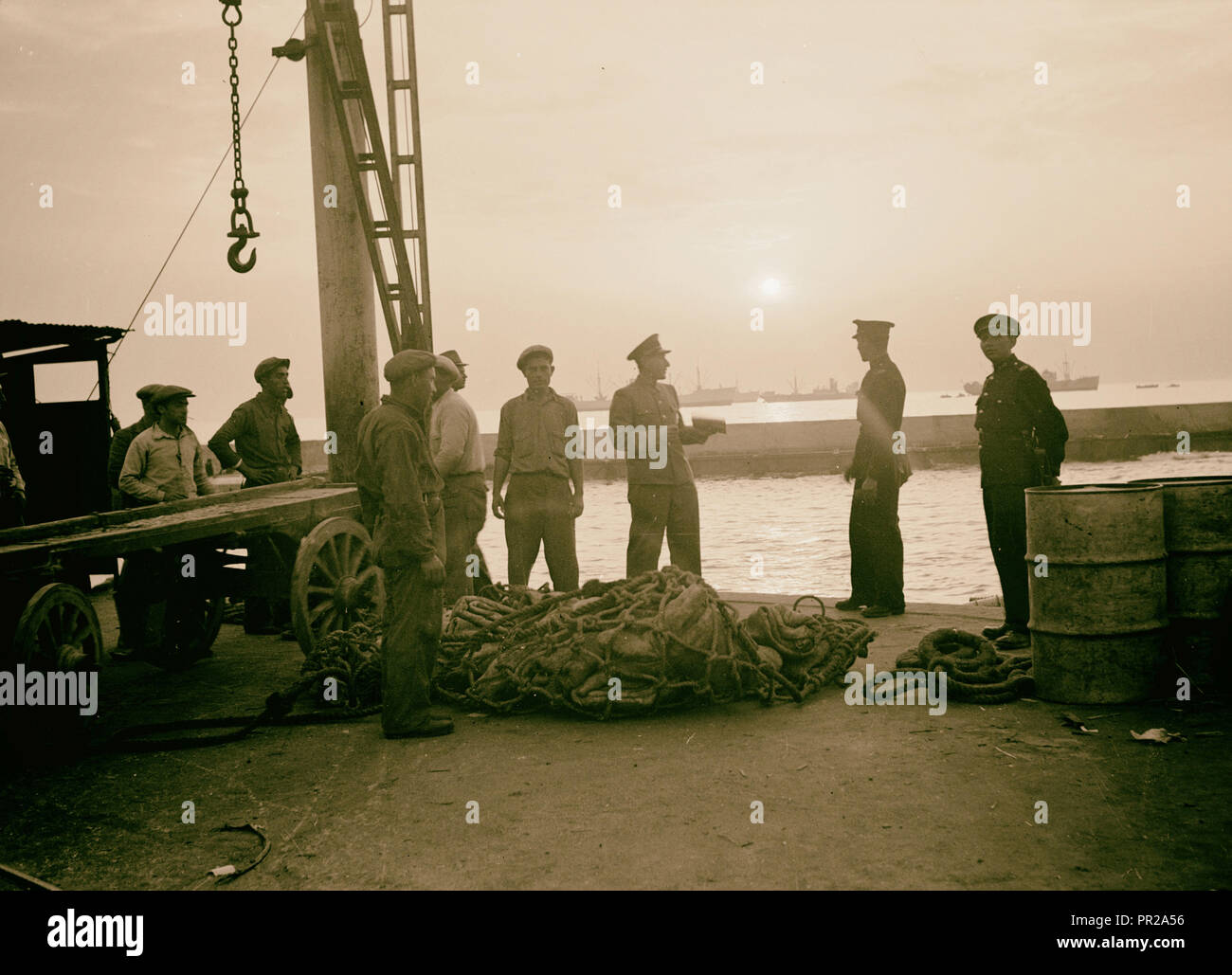 Tel Aviv Porto. Impostazione sun, mostrando stagliano guardie del porto. 1939, Israele, Tel Aviv Foto Stock