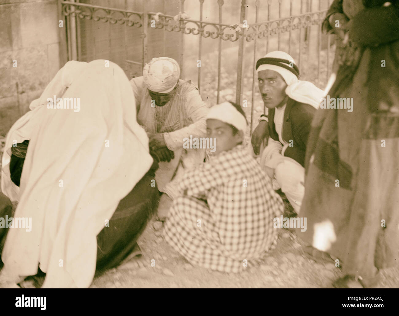 La perturbazione. Attacco su un bus arabi Luglio 4, 1938. Vittime di esplosione di bomba. 1938, Medio Oriente, Israele e/o la Palestina Foto Stock