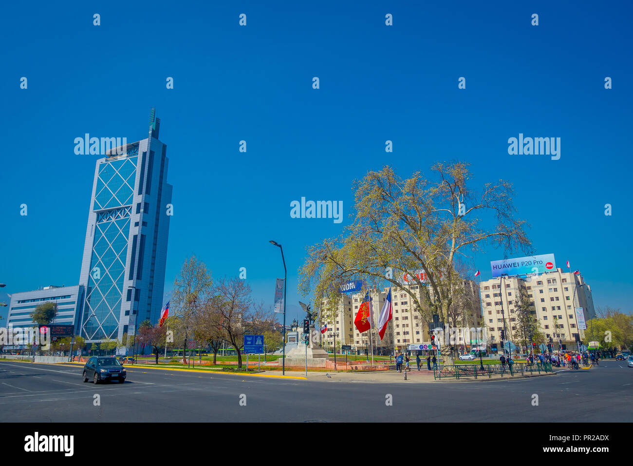 SANTIAGO, Cile - 17 settembre 2018: splendido skyline di Santiago de Cile con moderni edifici per uffici al quartiere finanziario di Las Condes Foto Stock