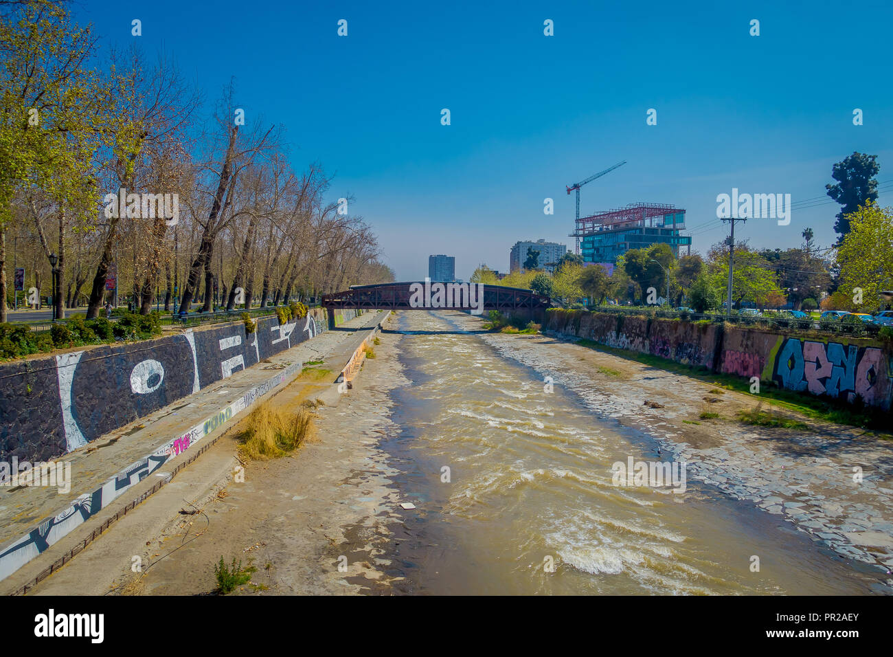 SANTIAGO, Cile - 17 settembre 2018: veduta esterna metallica del ponte sul canale di acqua nel Forestal park si trova a Santiago, capitale del Cile Foto Stock