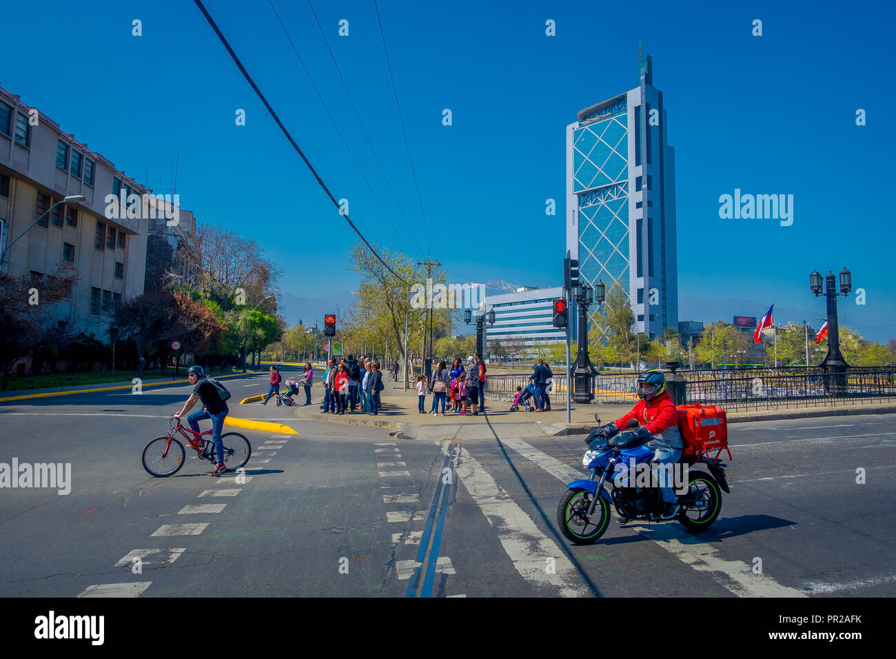 SANTIAGO, Cile - 14 settembre 2018: persone non identificate nelle strade di splendido skyline di Santiago de Cile con moderni edifici per uffici al quartiere finanziario di Las Condes Foto Stock