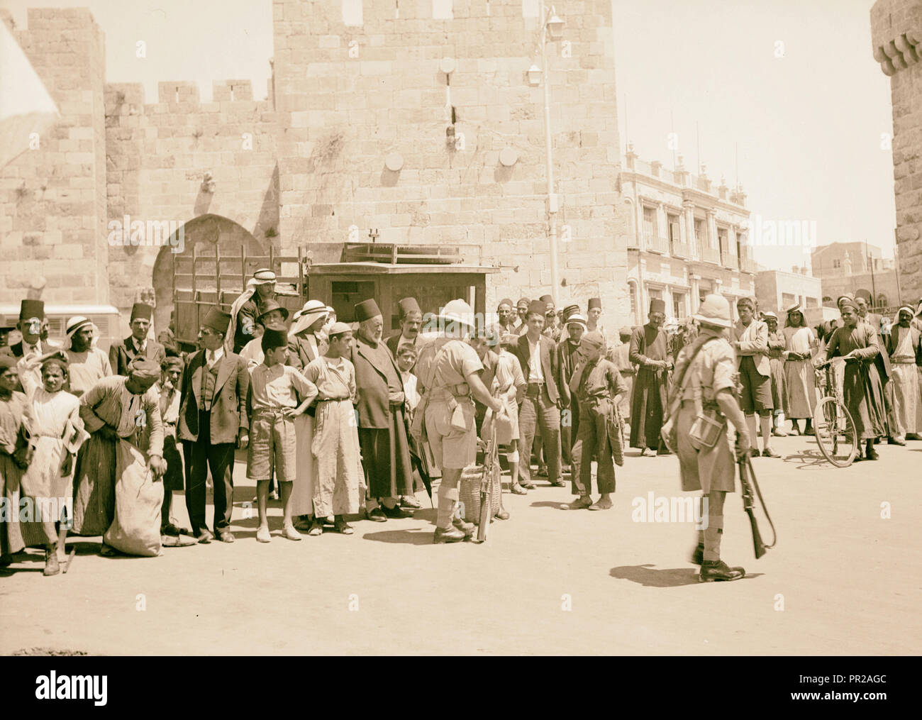 Il 26 agosto, giorno della grande bomba di Jaffa. Ricerca militare per i bracci. Black Watch a Cittadella, una più stretta fino 1938, Gerusalemme, Israele Foto Stock