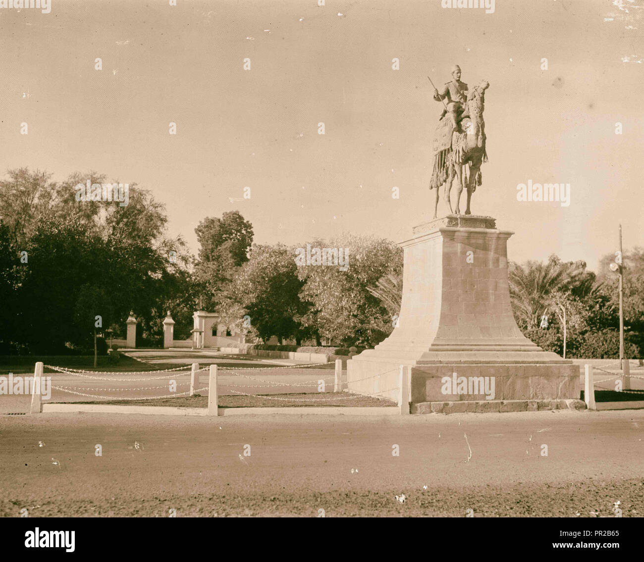 Il Sudan. Il governo di Khartoum. Il monumento in bronzo del generale Gordon sul cammello indietro su una croce principali vie. 1936, Sudan, Khartoum Foto Stock