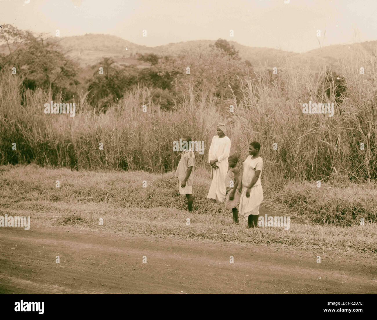 Uganda. Da Hoima a Fort Portal. Tipi lungo la strada. Erba elefante in background. 1936, Uganda Foto Stock