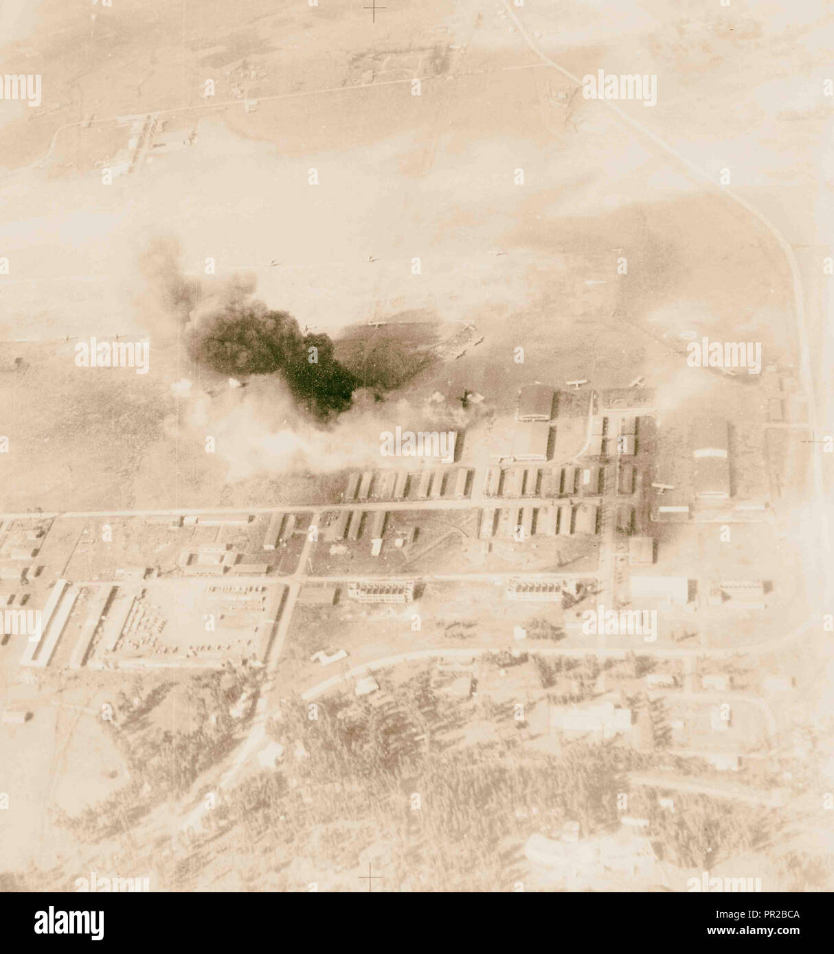 Khor. C. ad Addis Abeba. L.G. 18.8.40. bombe che esplodono su edifici e aerei italiani ad Addis Abeba airfield, durante un attacco Foto Stock