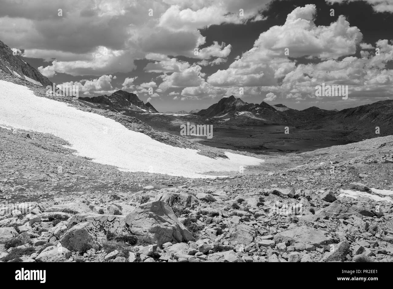 Guardando a nord da Muir passa al di sopra del bacino di evoluzione. John Muir Trail/Pacific Crest Trail; Sequoia Kings Canyon deserto; Kings Canyon National Park; s Foto Stock