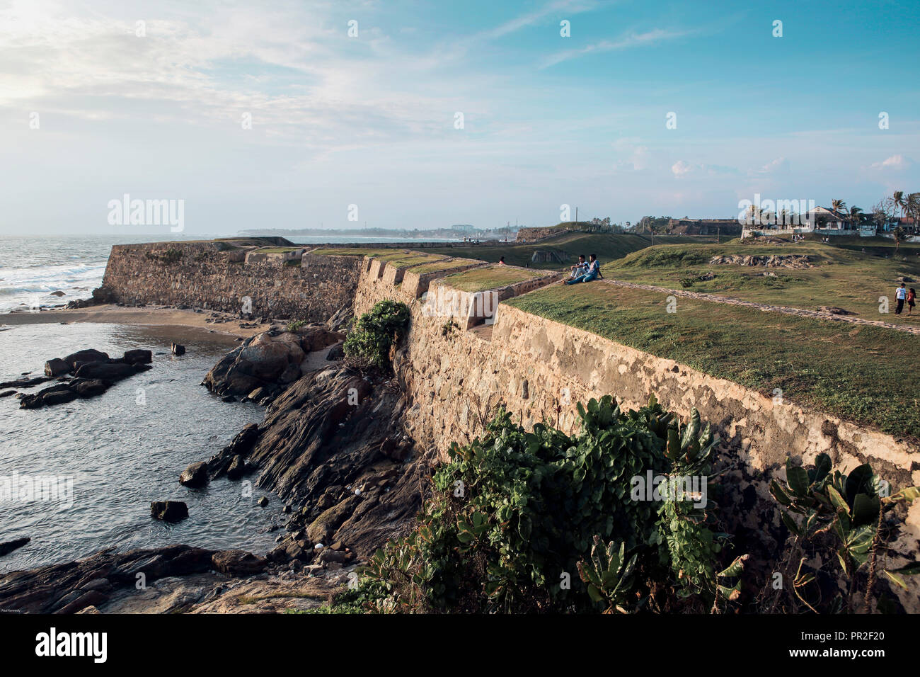 Vista panoramica sulle persone che si rilassano sul forte di Galle a Galle, Sri Lanka Foto Stock