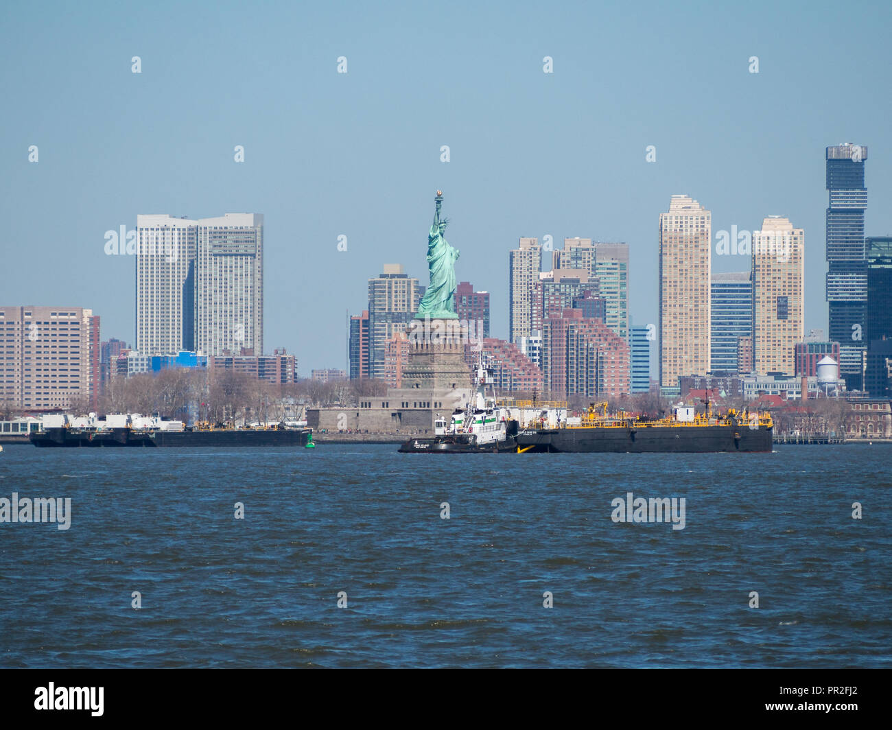 La Statua della Libertà con il New Jersey in background Foto Stock