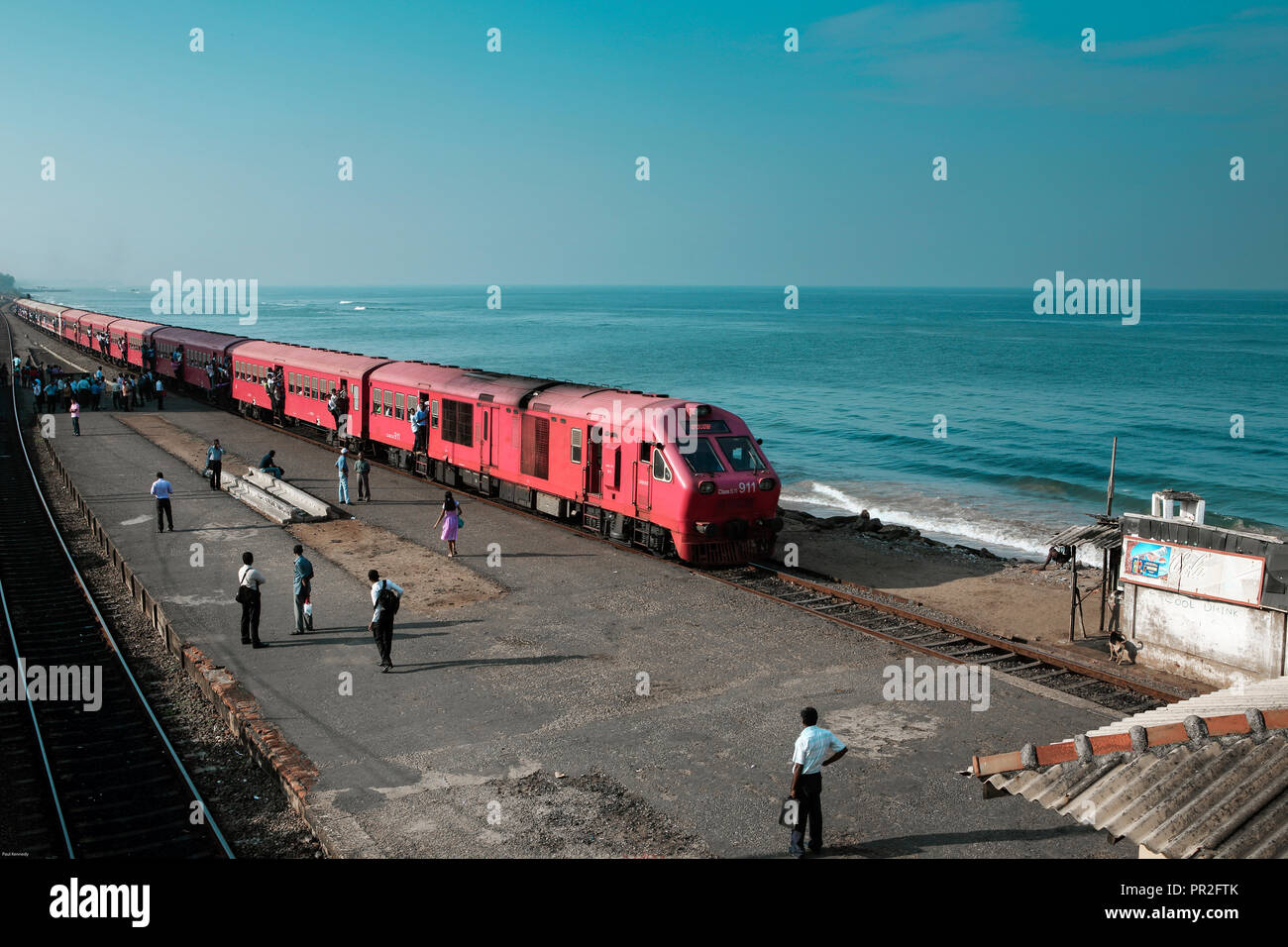 I passeggeri su piattaforma in Bambalapitiya stazione ferroviaria, Colombo, Sri Lanka Foto Stock