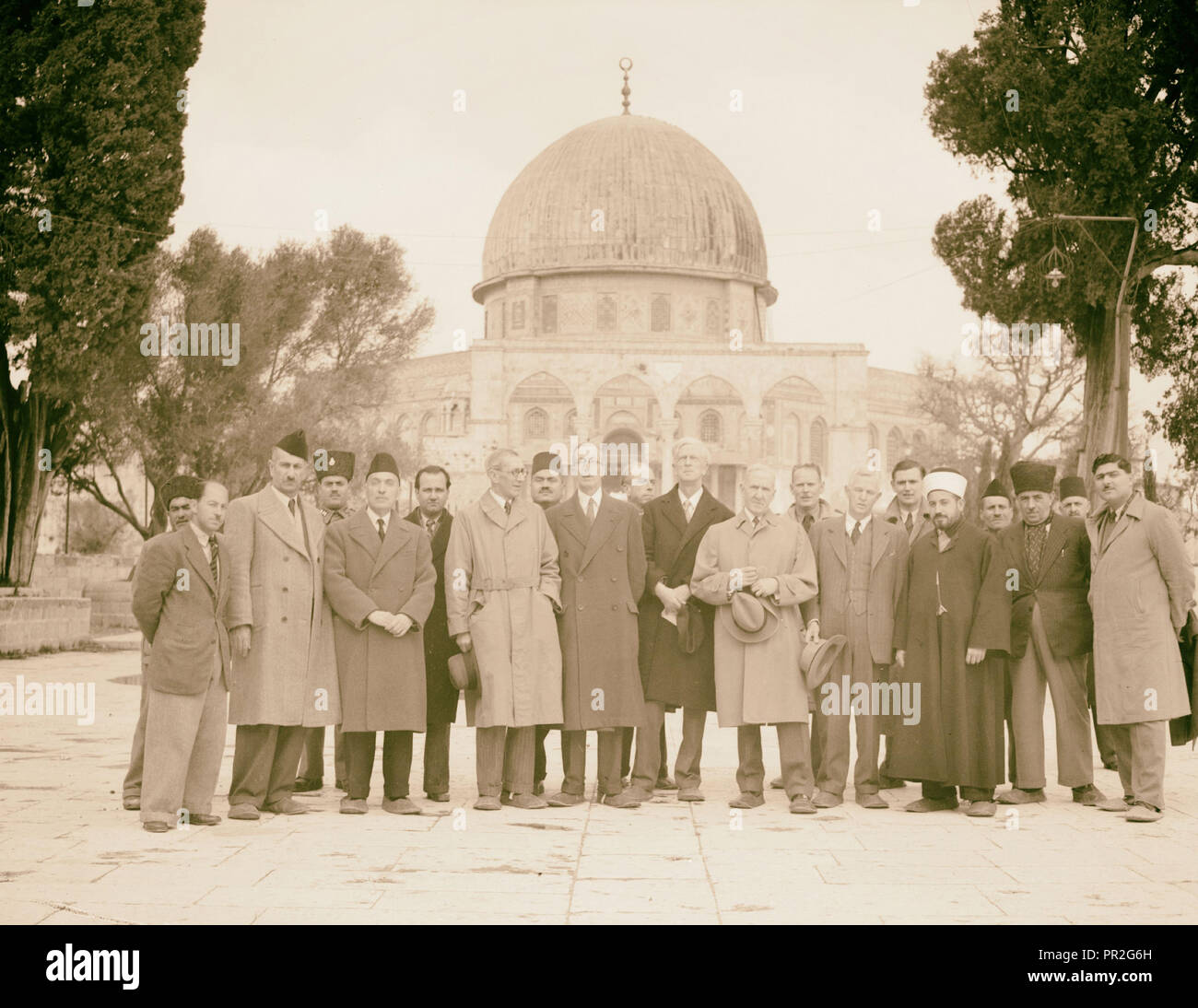 Palestina commissione d inchiesta, marzo 1946. Gruppo vicino fino alla Cupola della Roccia moschea. 1946, Gerusalemme Foto Stock