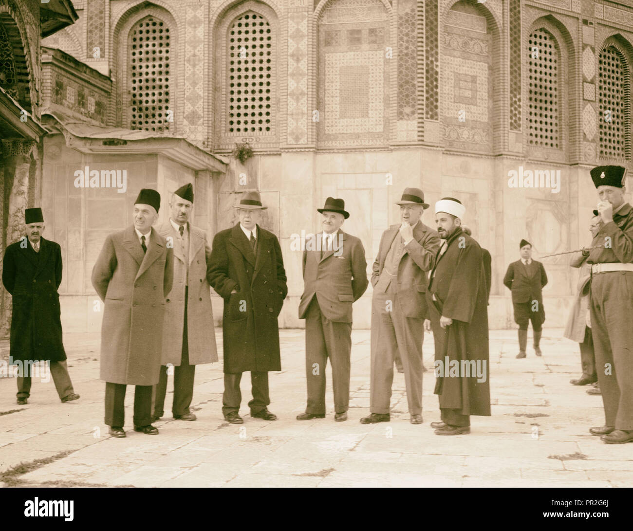Palestina commissione d inchiesta, marzo 1946. Gruppo nei pressi di el-Aksa [cioè al-Aqsa] mostra Cupola della roccia in backg'd [cioè, sfondo Foto Stock