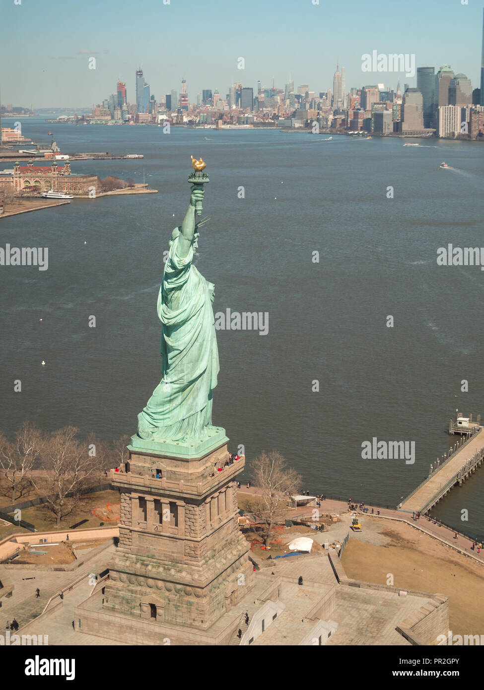 La Statua della Libertà con la Manhattan sullo sfondo si vede da un giro in elicottero sopra New York Bay Foto Stock