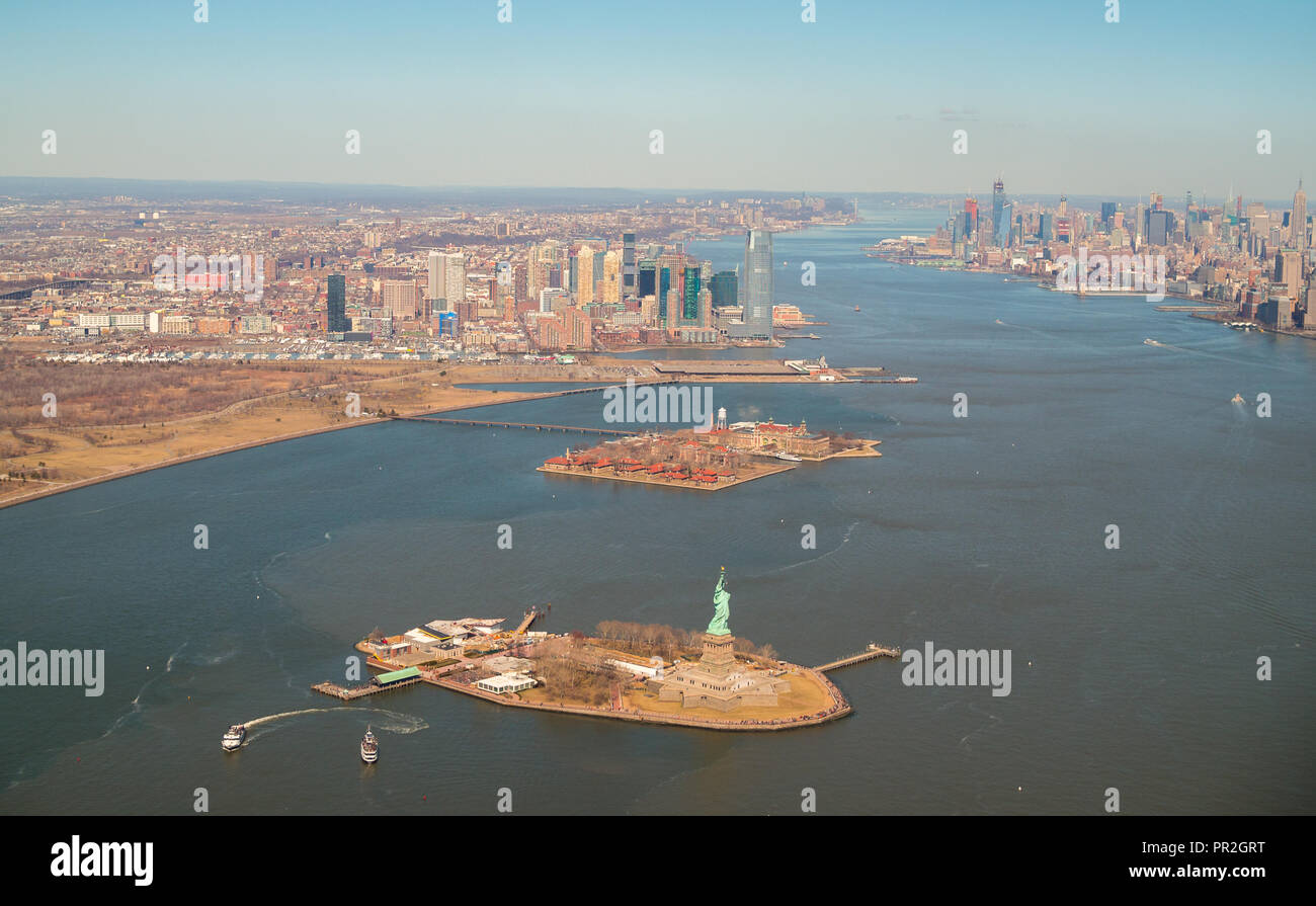 Ellis e isole Liberty con il fiume Hudson in background visto dal cielo Foto Stock