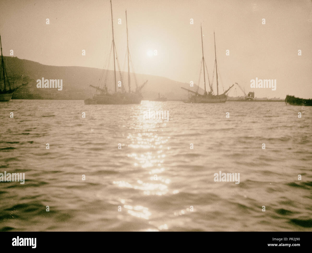 Carmelo e Haifa. Carmelo al tramonto. Tall-masted navi a vela al di ancoraggio. 1920, Israele, Haifa Foto Stock