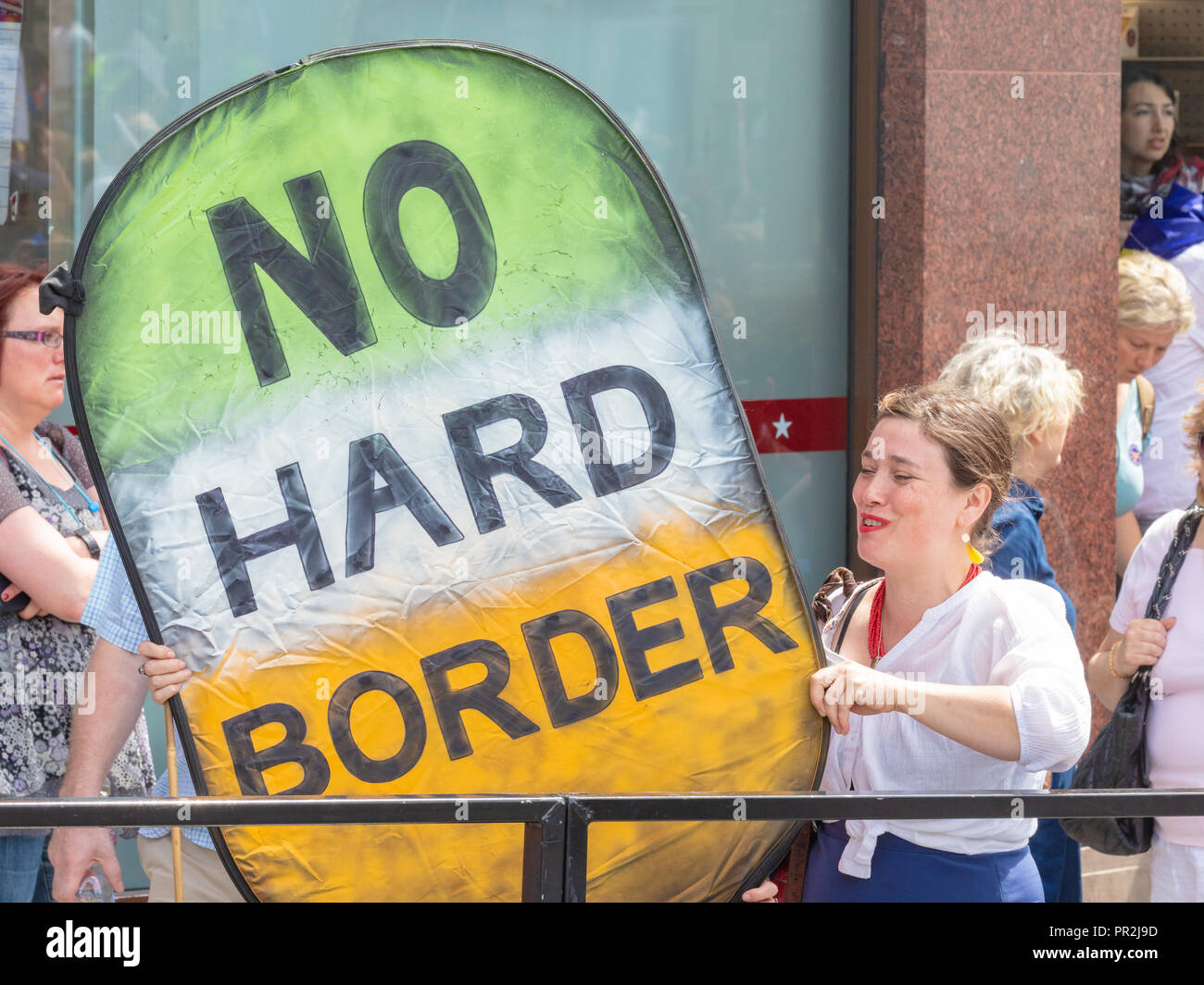 Londra, UK, 23 giugno 2018; Pro-UE Protester sui popoli votazione marzo tiene un grande segno in casa circa il Brexit frontiera irlandese problema Foto Stock