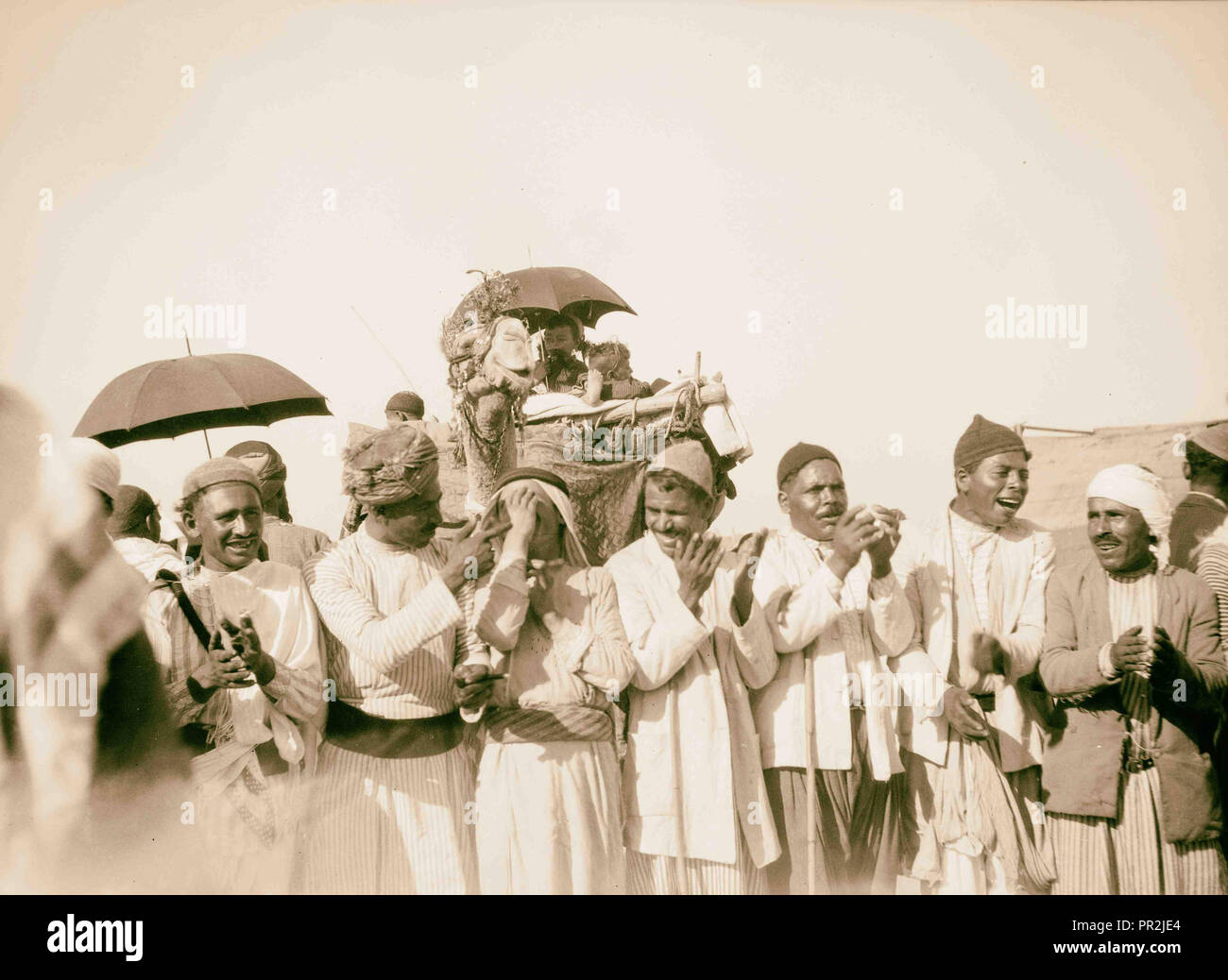 Sud della Palestina. Nebi Rubin (Il profeta Ruben). La circoncisione processione a Nebi Rubin. 1920, Israele Foto Stock