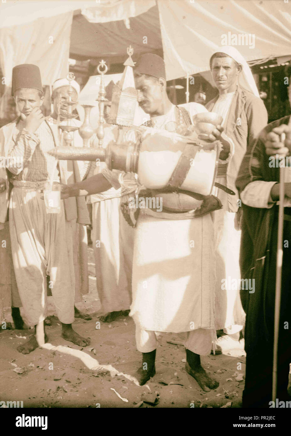 Sud della Palestina. Nebi Rubin (Il profeta Ruben). Un Nebi Rubin limonata fornitore. 1920, Israele Foto Stock