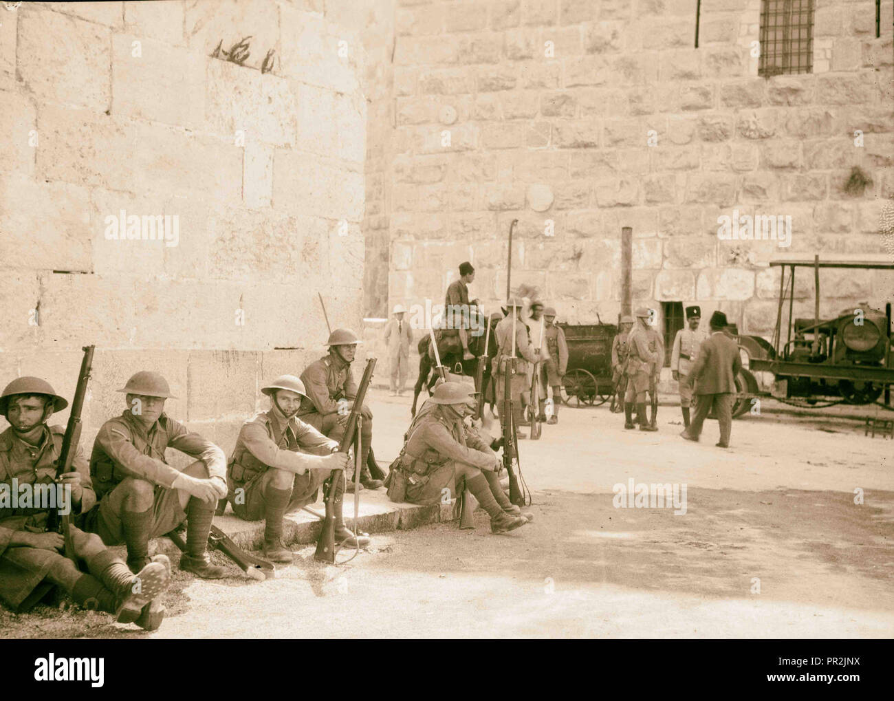 Gli eventi della Palestina. Il 1929 tumulti, agosto 23 a 31. Le truppe britanniche a Porta di Jaffa in guardia durante il focolaio con elmetti di acciaio Foto Stock