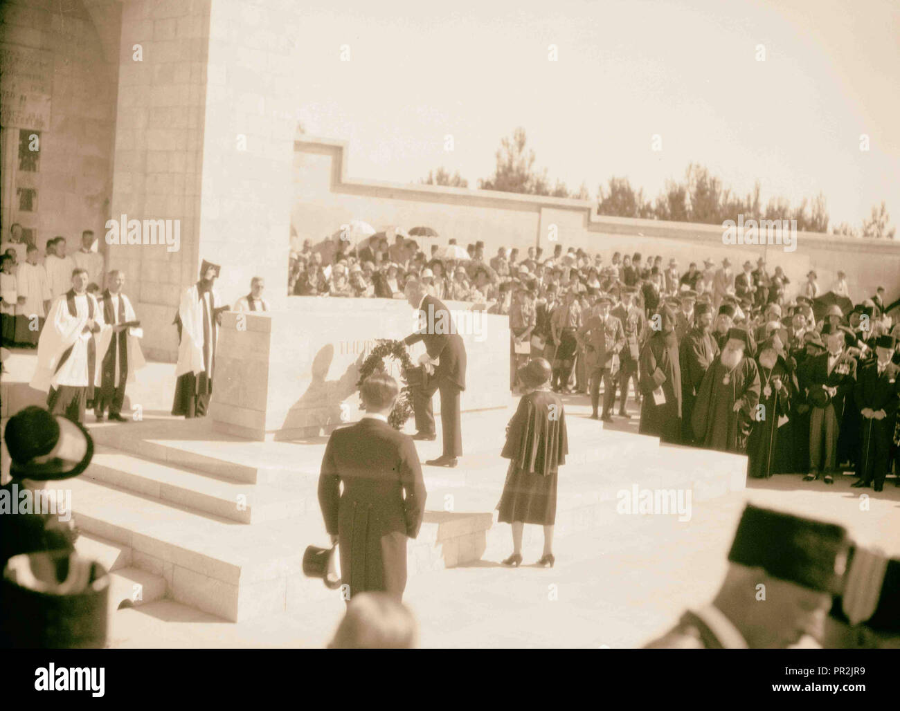 Notevole di visitatori e circa gli eventi in ordine cronologico dal 1930 il giorno dell'Armistizio, nov. 11th, 1930. Sir John ghirlanda di immissione Foto Stock