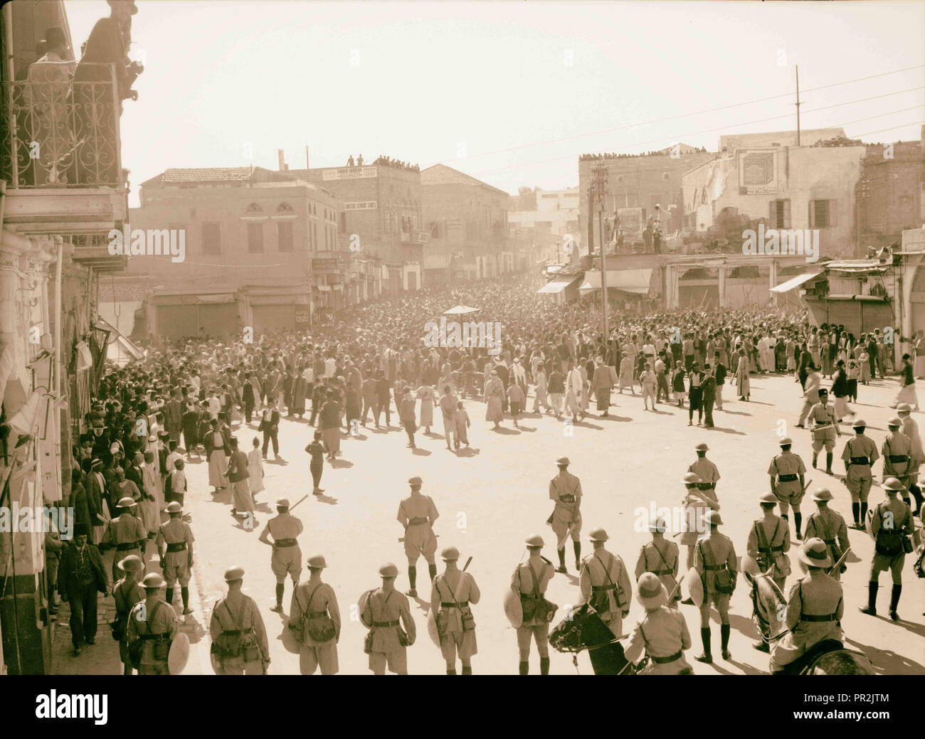 Dimostrazioni araba su 13 ottobre e 27, 1933. In Gerusalemme e Jaffa. La folla di manifestanti a Jaffa. Avanzando "en messa" Foto Stock