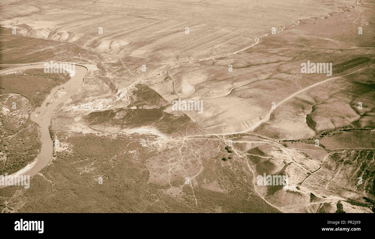 Viste di aria della Palestina. Volare a sud oltre il Giordano Rift. Galaad i sentieri che portano alla Giordania. Contrafforti orientali. 1931 Foto Stock
