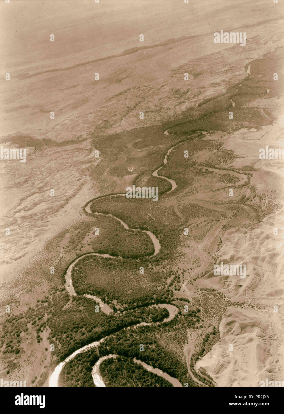 Viste di aria della Palestina. Volare a sud oltre il Giordano Rift. La Giordania è corso a serpentina. Tra il mare di Galilea e il Mar Morto. 1931 Foto Stock