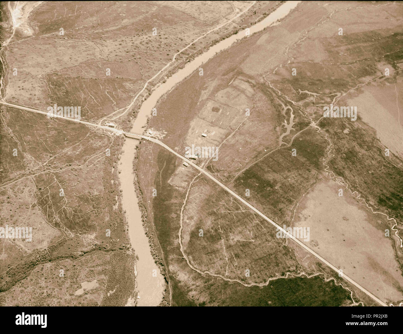 Viste di aria della Palestina. Volare a sud oltre il Giordano Rift. La Giordania ponte di Sheik Hussein. Attraversamento della strada Beisan-Irbid Foto Stock