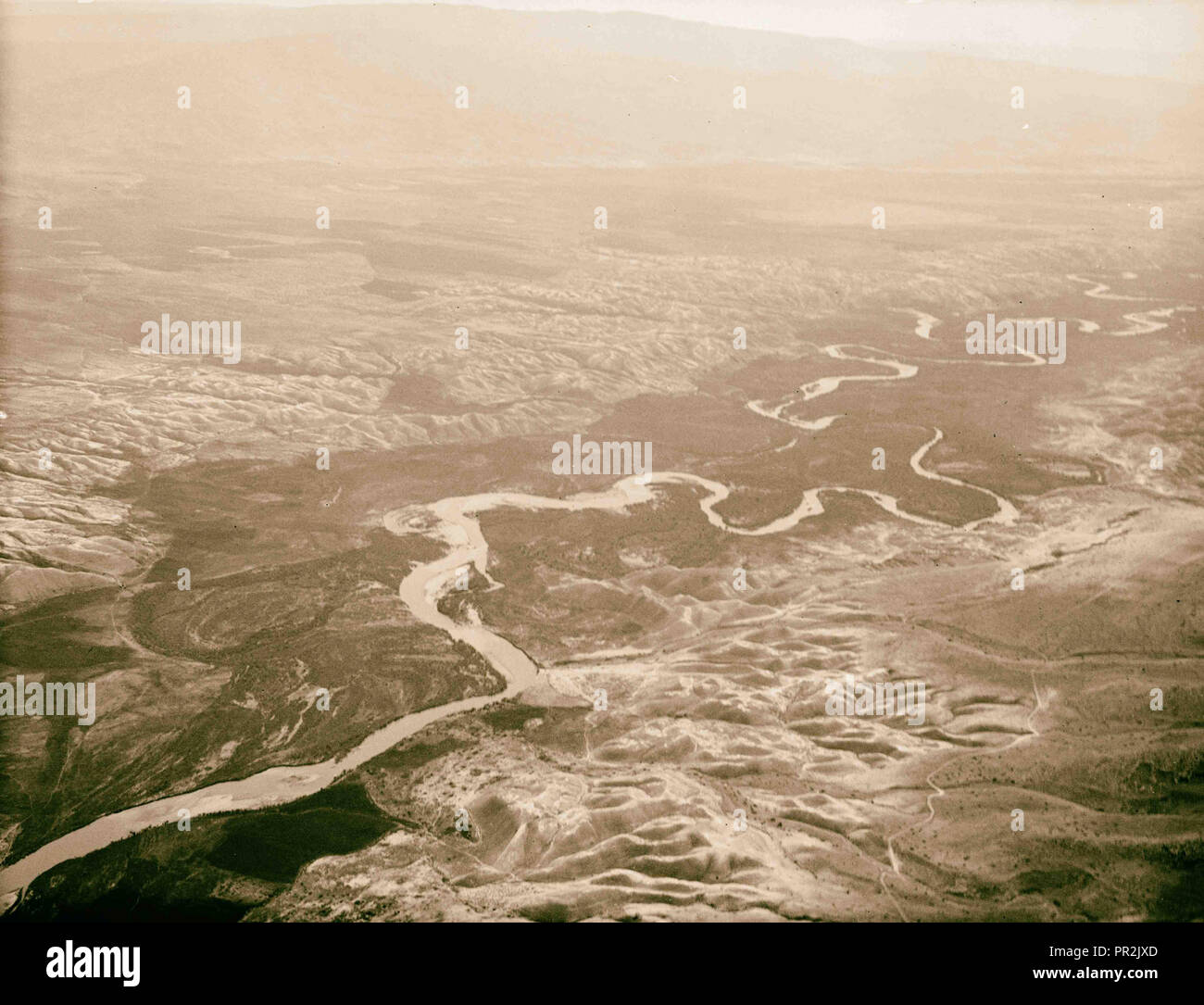 Viste di aria della Palestina. Volare a sud oltre il Giordano Rift. La Giordania la andamento tortuoso guardando verso il basso flusso, visualizzazione ampia distesa Foto Stock
